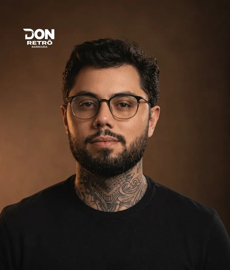 Retrato de João Vitor, barbeiro da Don Retrô