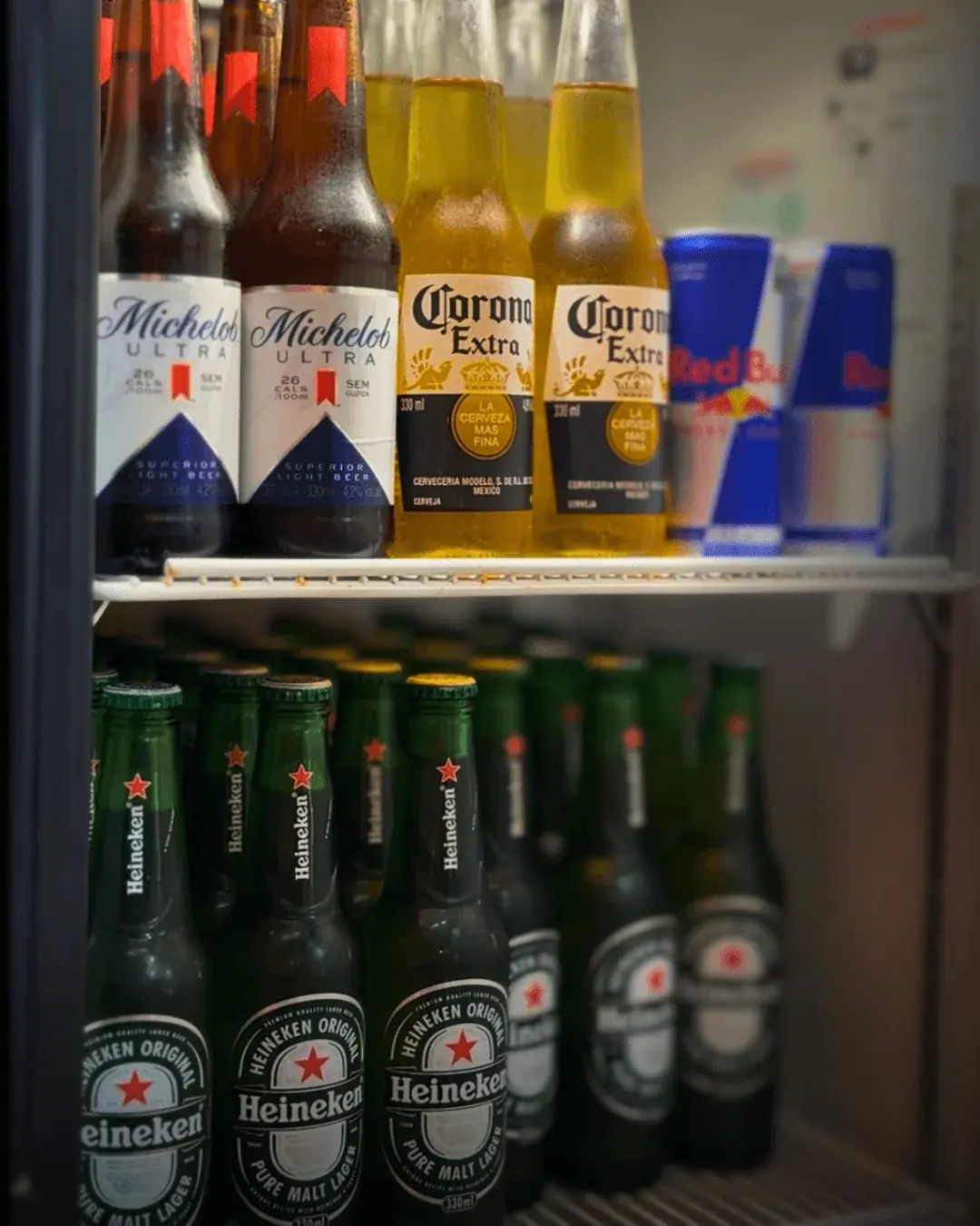 Geladeira com cervejas long neck e energéticos