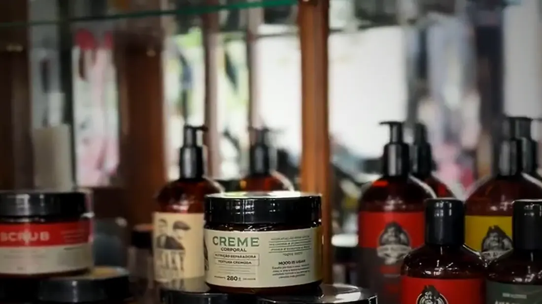 Prateleira com potes de creme e produtos de cuidado da barbearia